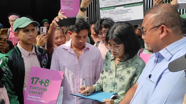 Jerome Polin temui anggota DPR Andre Rosiade dan Rieke Dyah Pitaloka di depan Gerbang Pancasila Gedung DPR, Senayan, Jakarta Pusat, Kamis (4/9/2025). [FTNews]